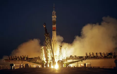 Nave rusa Soyuz con tres astronautas a bordo llega a la Estación Espacial Internacional (EEI) 