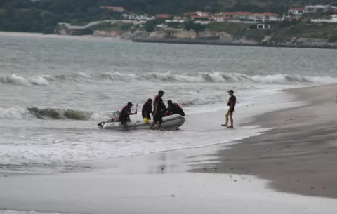 Surfista muere en playa de San Carlos al estrellarse con rocas  