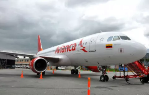 Avianca adelanta a hoy la suspensión de sus vuelos a Venezuela