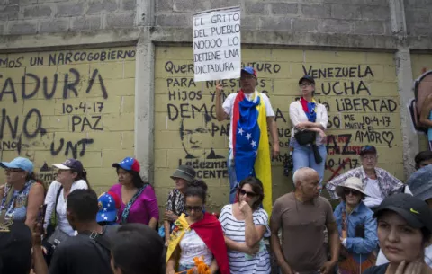 Opositores inician "trancazo" de diez horas contra la "dictadura"