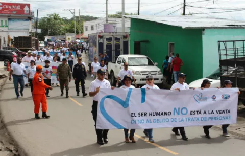 Condenan trata de personas con marcha en frontera entre Panamá y Costa Rica