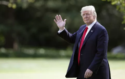 Trump anticipa un "gran día" ante votación crucial de ley de salud en el Senado