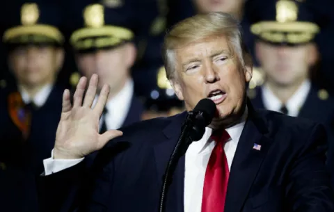 Trump amenaza con cortar subvenciones del Obamacare si no se aprueba su ley