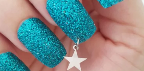 La nueva moda es colocarte 'piercing' en las uñas