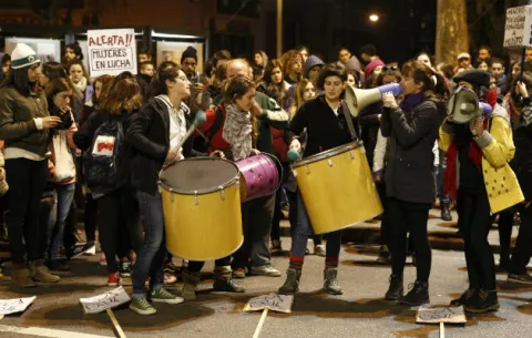 Cientos de uruguayos protestan contra femicidios en el país 