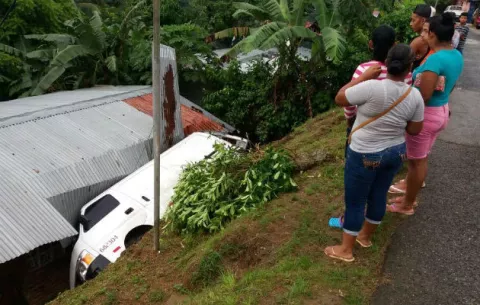 Vehículo cae sobre una vivienda en el corregimiento de Cristóbal, Colón