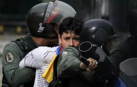 EE.UU. ordena retirar de Venezuela a familiares de su personal diplomático