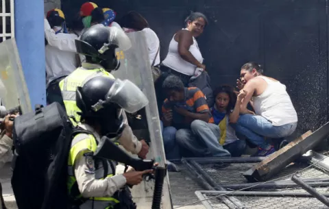 Venezuela cumple 100 días de protestas en medio de una guerra de poderes