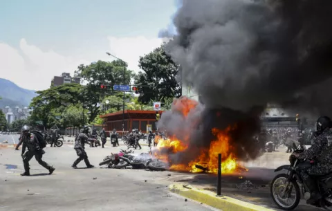 Explosión de dos motos deja dos policías heridos en elección de Constituyente 