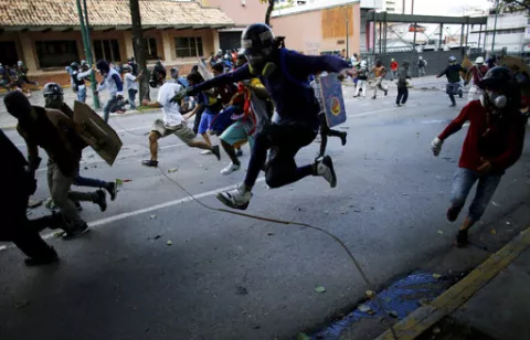 Manifestantes y fuerzas de orden se enfrentan en varias ciudades de Venezuela