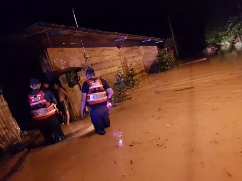 Se desbordan ríos y quebradas por fuertes aguaceros en Soná 