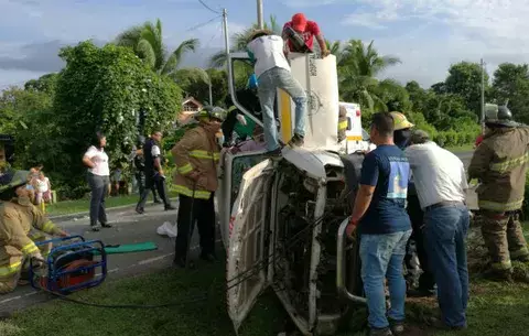Vuelco y choque de ambulancia deja cinco heridos en Penonomé