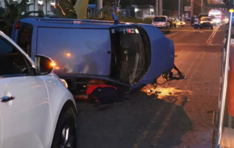 Joven de 21 años fallece al volcarse el auto en que viajaba por la Transístmica