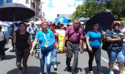Educadores marchan por calles de David