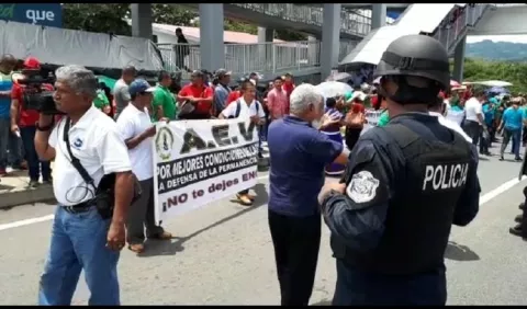 Rocían gas pimienta a docentes en San Félix