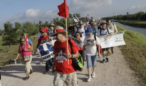 Marchan en Texas contra planes de muro 