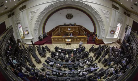 Parlamento rechaza 'disolución' ordenada por la Constituyente