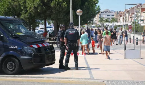 Policía española busca a los sospechosos del ataque en Barcelona
