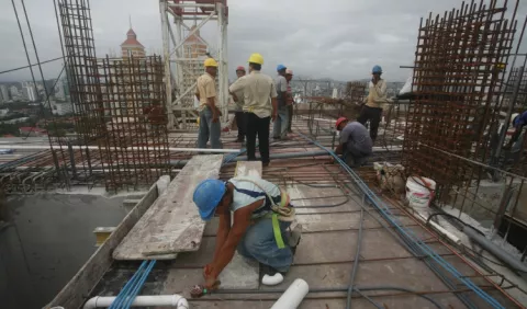 Trabajadores entregan pliego de peticiones