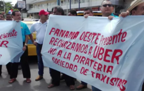Taxistas en Panamá Oeste cierran vía en contra de la plataforma Uber