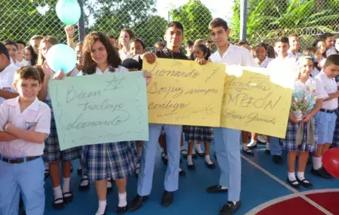 Como héroe reciben a estudiante destacado en Olimpiadas de Matemática