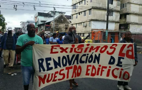 Salen a protestar en Colón por edificios en mal estado