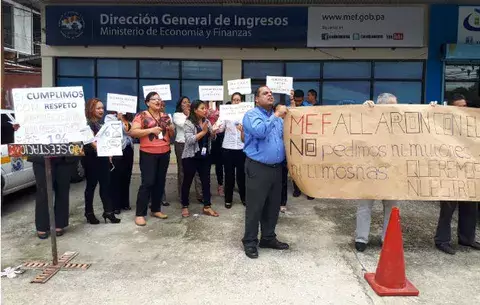 Funcionarios de Ingresos protestan en espera de pago de bonificación