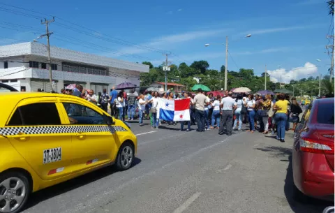 Educadores cierran vía en Colón en apoyo a los docentes de San Félix