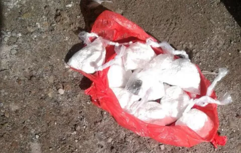 Atrapan a vendedores de droga y privan de libertad a una adulta mayor en su huída