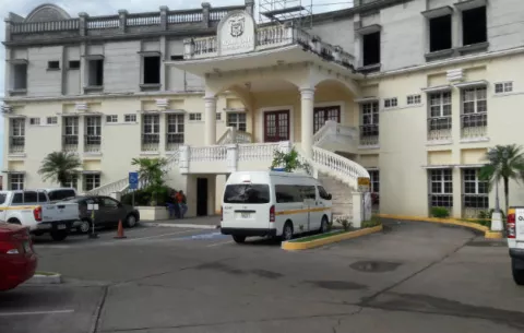 Ordenan detención a padre por supuestamente violar a su propia hija