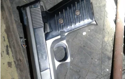 Sorprenden a menor escondiendo pistola debajo de un tanque