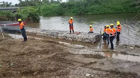 Avanzan trabajos para evitar que mar se lleve sus casas
