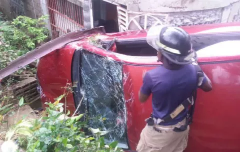 Auto queda encima de una casa en la barriada Don Bosco