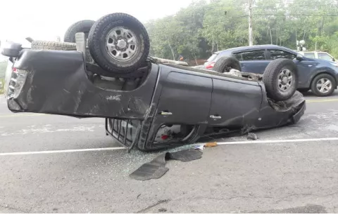 Susto al impactar auto y luego se vuelca en Buena Vista