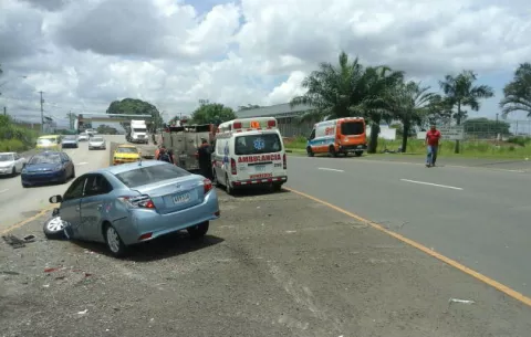 Busito queda en medio de una cuneta con dirección a la capital