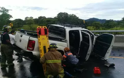 Carga de un camión articulado cae sobre vehículo, tres heridos