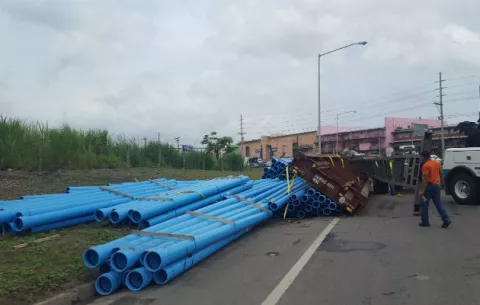 Mula sufre accidente y caen tuvos plásticos sobre la vía