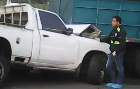 Muere al estrellarse contra la esquina de un camión 