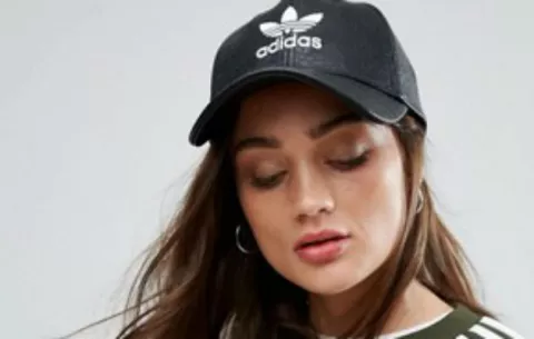 La moda de las gorras al estilo de béisbol no pierde vigencia