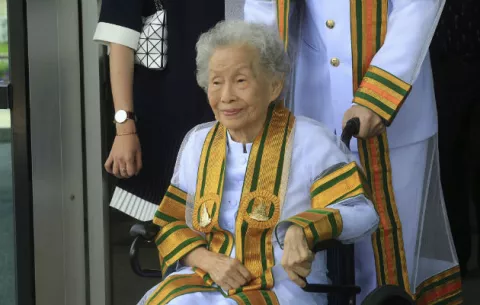 Mujer de 91 años se gradúa de universidad en Tailandia 