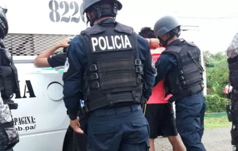 Aprehenden a dos sujetos con paquete de sustancia ilícita en David