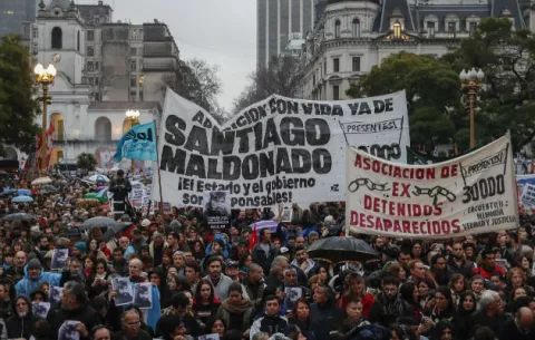 Miles de argentinos reclaman en protesta la aparición de joven desaparecido