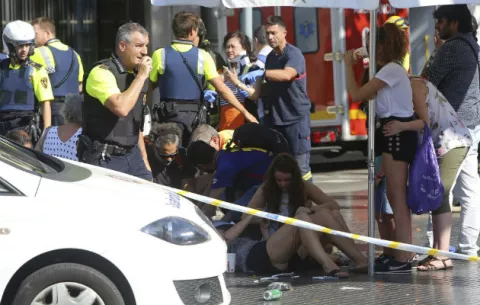 Al menos dos muertos y veinte heridos en el atropello masivo de Barcelona