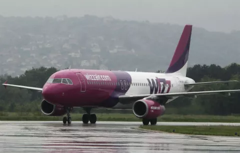 Multados por apuntar con rayos láser contra aviones de pasajeros en Málaga  