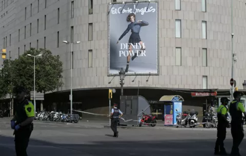 Una furgoneta atropella a varias personas en el centro de Barcelona