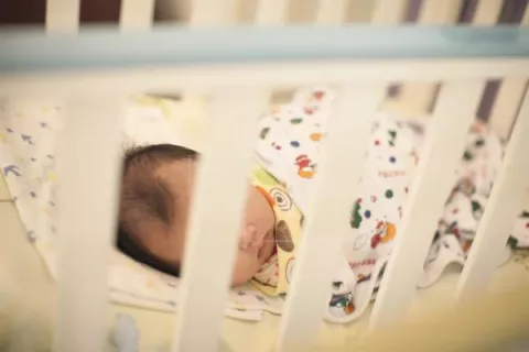 Detienen a una mujer por intentar enviar a su bebe por correo a un orfanato