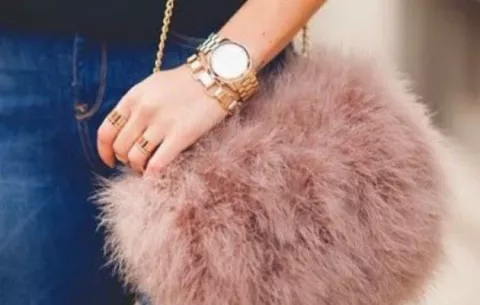 Victoria Beckham inauguró la moda del bolso peluche o 'furry'