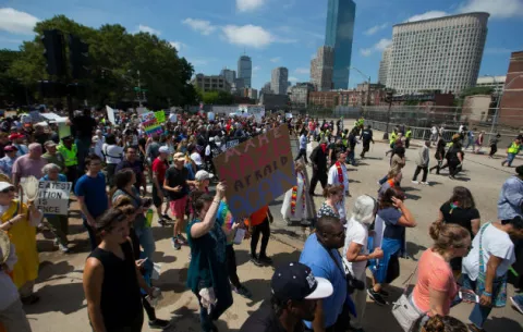 Miles marchan contra el racismo en Boston 