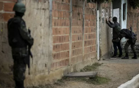 Centenares de personas protestan en Río de Janeiro contra tiroteos en favela