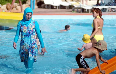 Exigen a mujer que pague desinfección de piscina por bañarse en un burkini 